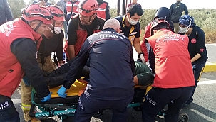 Balıkesir'de kamyonetle tır çarpıştı 