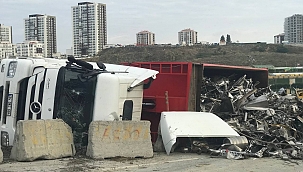 Başakşehir'de hurda yüklü tır devrildi 