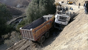 Başkale'de tanker devrildi: 2 yaralı