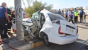 Direğe çarpan otomobil kağıt gibi katlandı 