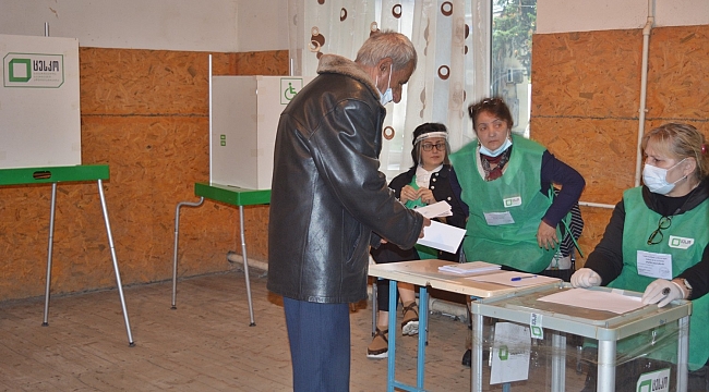 Gürcistan halkı yerel seçim için sandık başında 