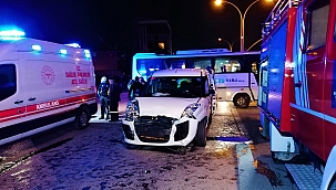 Hafif ticari araçla çarpışan minibüs devrildi 