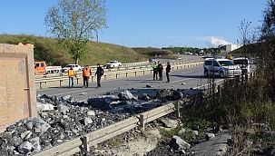 Hafriyat kamyonu yolda yan yattı: 1 yaralı