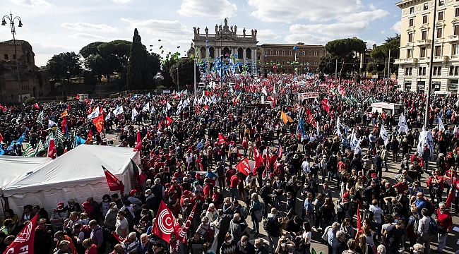 İtalya'da 200 bin kişi faşizme karşı yürüdü