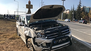 Kamyonet ile ticari araç çarpıştı 