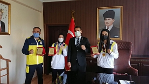 Kaymakam Böçkün'den şampiyonlara plaket 