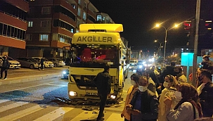 Kırmızı ışıkta duramayan tır kaza yaptı 