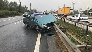 Kontrolden çıkan otomobil bariyerlere çarptı 