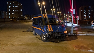 Minibüs ile hafif ticari araç kaza yaptı 
