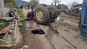 Odun yüklü traktör devrildi: 1 ölü 1 yaralı 