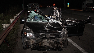 Otomobil tıra ok gibi saplandı: 1 yaralı