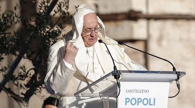 Papa'nın rüzgara karşı zor anları 