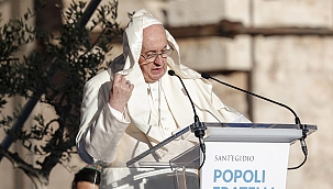 Papa'nın rüzgara karşı zor anları 