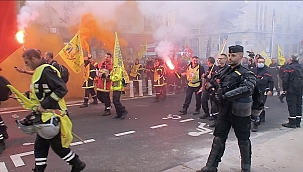 Paris'te ses ve sis bombalı protesto 