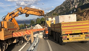Seyir halindeki tırdan yola düştü