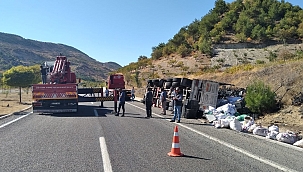 Virajı alamayan kamyon yan yattı 