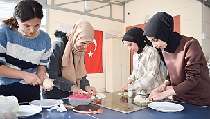 Üniversiteli Gençlere Malatya Yemekleri Öğretiliyor 