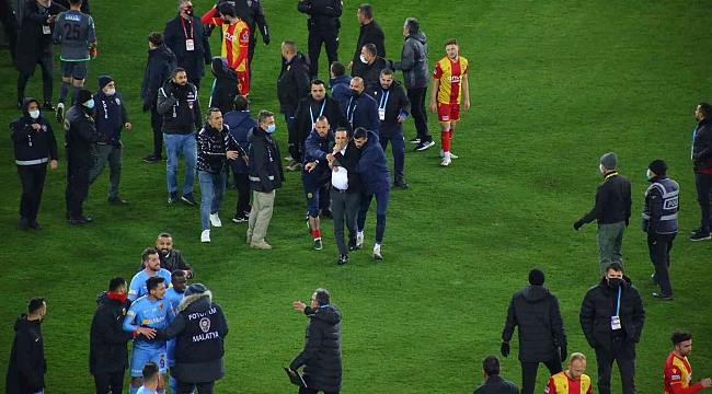 Yeni Malatyaspor-Kayserispor maçı sonrası hakem sahadan çıkamadı