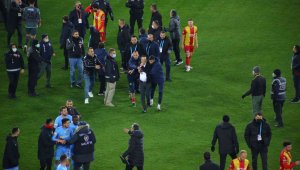 Yeni Malatyaspor-Kayserispor maçı sonrası hakem sahadan çıkamadı