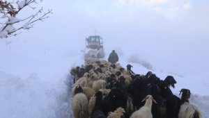 Beydağı'nı aşan Battalgazi Belediyesi ekipleri, üretici ve hayvanlarını kardan kurtardı