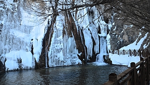 Buz tutan şelale kartpostallık görüntüler oluşturdu