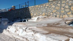 Darende'de araçlar karda kayboldu