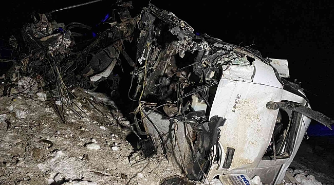 Freni patlayan vinç yüklü tır devrildi: 1 ölü