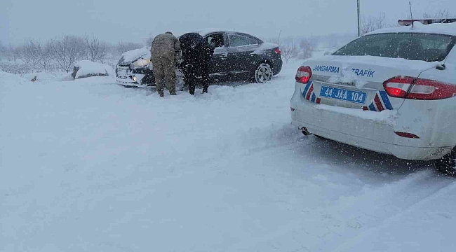 Jandarmadan karda yolda kalanlara yardım
