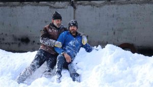 Kar temizliğini bıraktılar çocuklar gibi oyun oynadılar