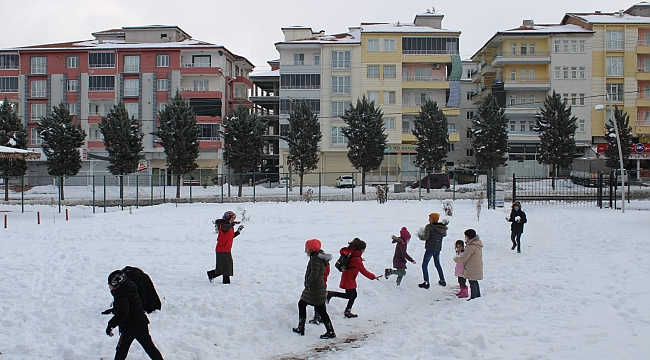 Kar yağışının keyfini çocuklar çıkarıyor