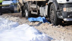 Karda kayarak kamyonun altına girdi