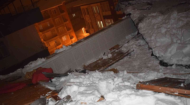 Kardan çöken çatı parçalara ayrıldı