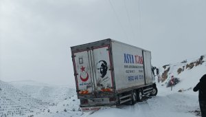 Kardan kayan nakliyat aracı yolu kapattı