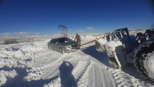 Karlı yollarda kalanların imdadına Jandarma ekipleri yetişiyor
