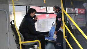 Kazada beli tutulan genç oturarak yardım bekledi