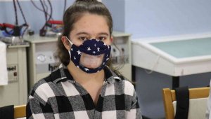 Lise öğrencileri işitme engeliler için şeffaf maske üretti