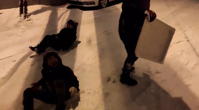 Malatya'da çocukların tepsiyle kar keyfi