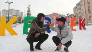 Gençler karlı pekmezinin tadını çıkardı