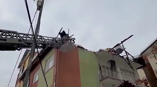 İki evin çatısında çökme meydana geldi