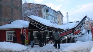 Kar nedeniyle oto parkın çatısı çöktü