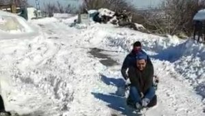 Traktör arkasında karda sörf