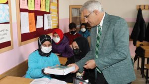 Battalgazi'deki öğrencilere eğitim desteği sürüyor