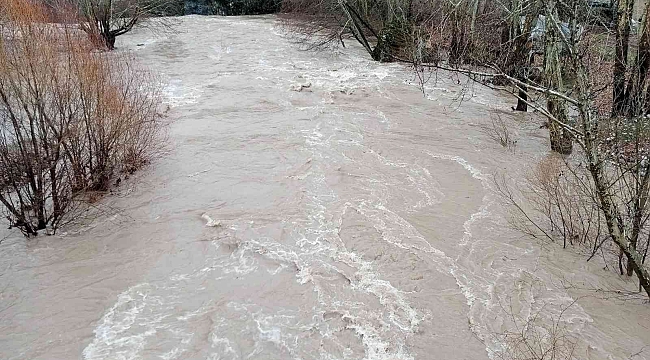 Kozluk Çayı taştı yollar su altında kaldı