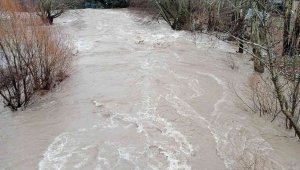 Kozluk Çayı taştı yollar su altında kaldı