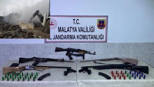 Yangın çıkan ahırda çok sayıda silah ele geçirildi