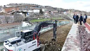 Başkan Çınar, Yeşilyurt güreş sahası çalışmalarını inceledi
