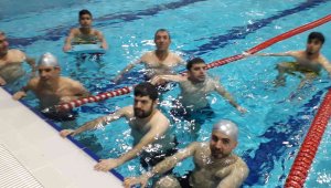 Görme engellilerin havuz keyfi