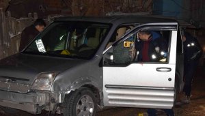 Pompalı tüfekle başından vurdu