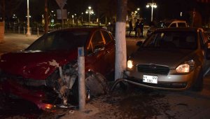 İki otomobil kavşakta çarpıştı: 2 yaralı