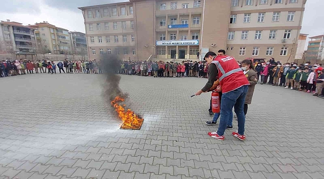 İlkokul öğrencilerine yangın tatbikatı